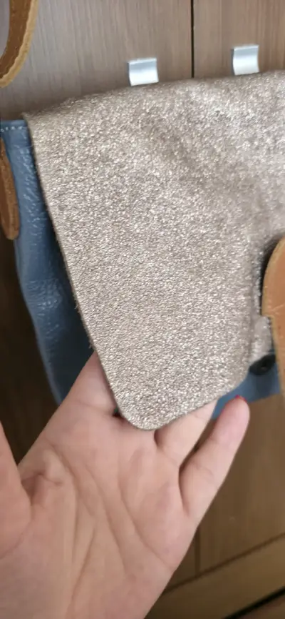 Cartera bandolera azul y beige con correa ajustable - miniatura 3