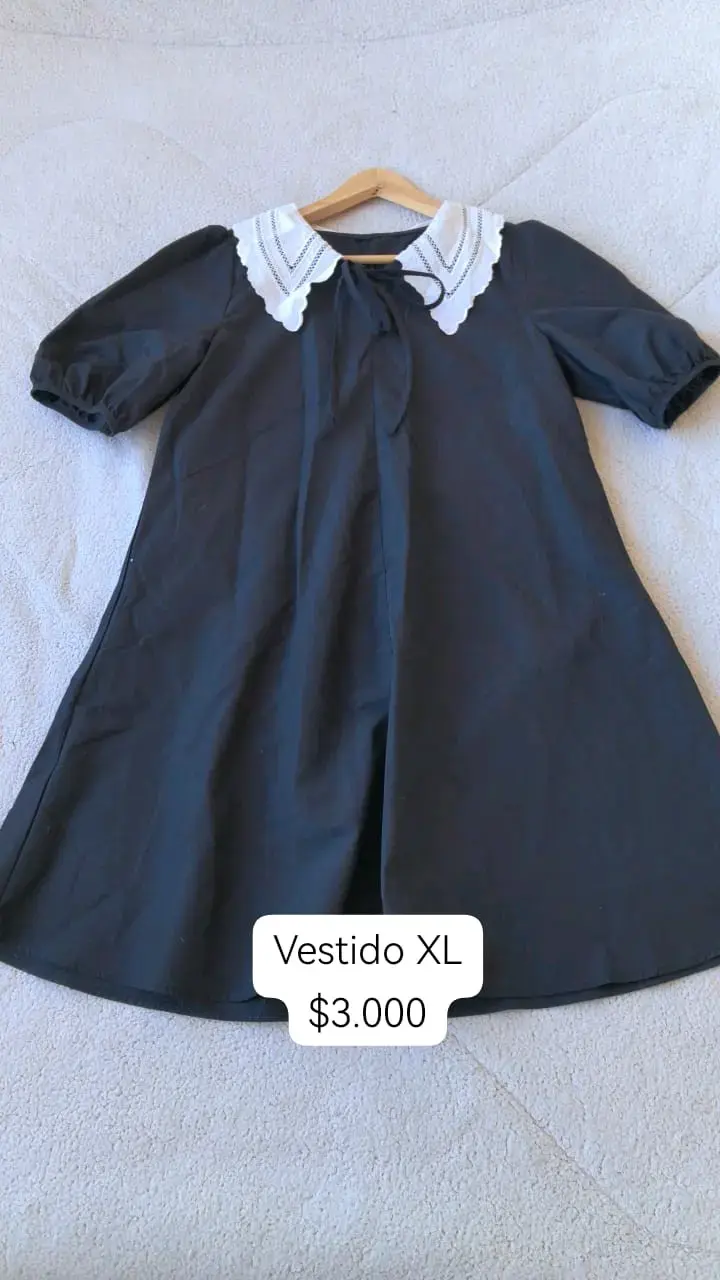Vestido negro con cuello blanco estilo vintage