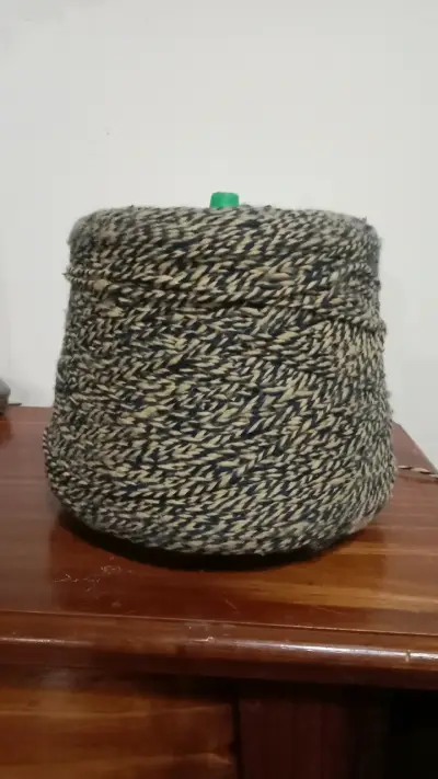 Conos de hilo para tejer varios colores - miniatura 1