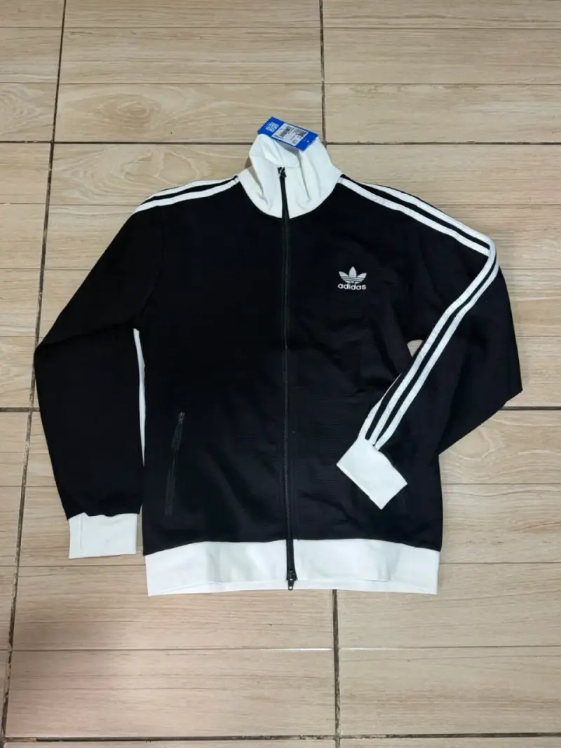 Chaqueta deportiva Adidas tejida negra con blanco