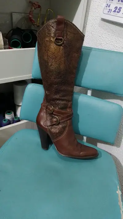 Botas de cuero marrón con tacón alto - miniatura 1
