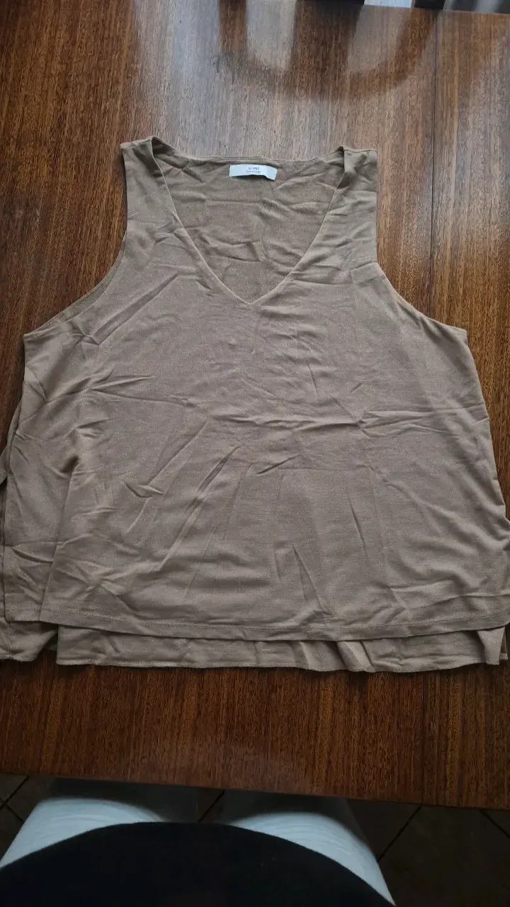 Polera sin mangas Alaniz color marrón