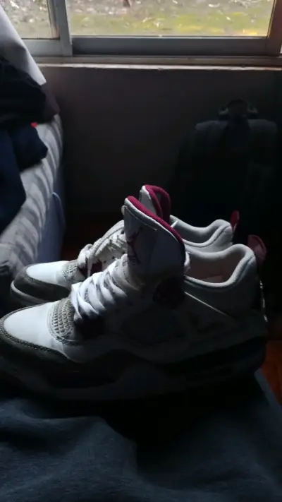 Zapatillas deportivas Nike Air Jordan blancas y burdeos - miniatura 1