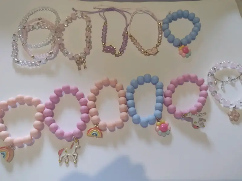 Set de pulseras infantiles con dijes de unicornio y arcoíris - 1