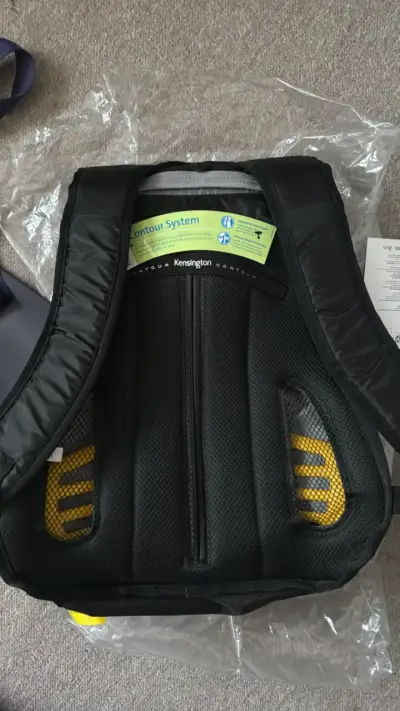 Mochila negra para laptop Kensington con sistema Contour - miniatura 3