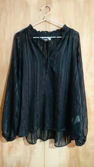 Blusa negra transparente con diseño a rayas - miniatura 1