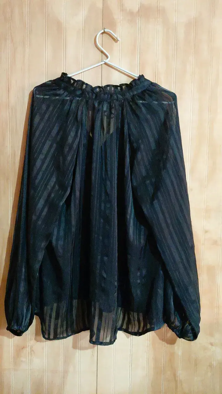 Blusa negra transparente con diseño a rayas - 2