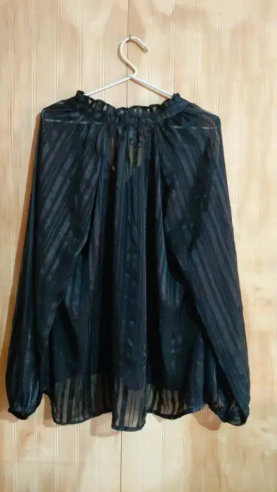 Blusa negra transparente con diseño a rayas - miniatura 2