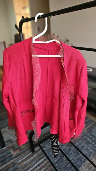 Chaqueta roja de mujer con volantes - miniatura 3
