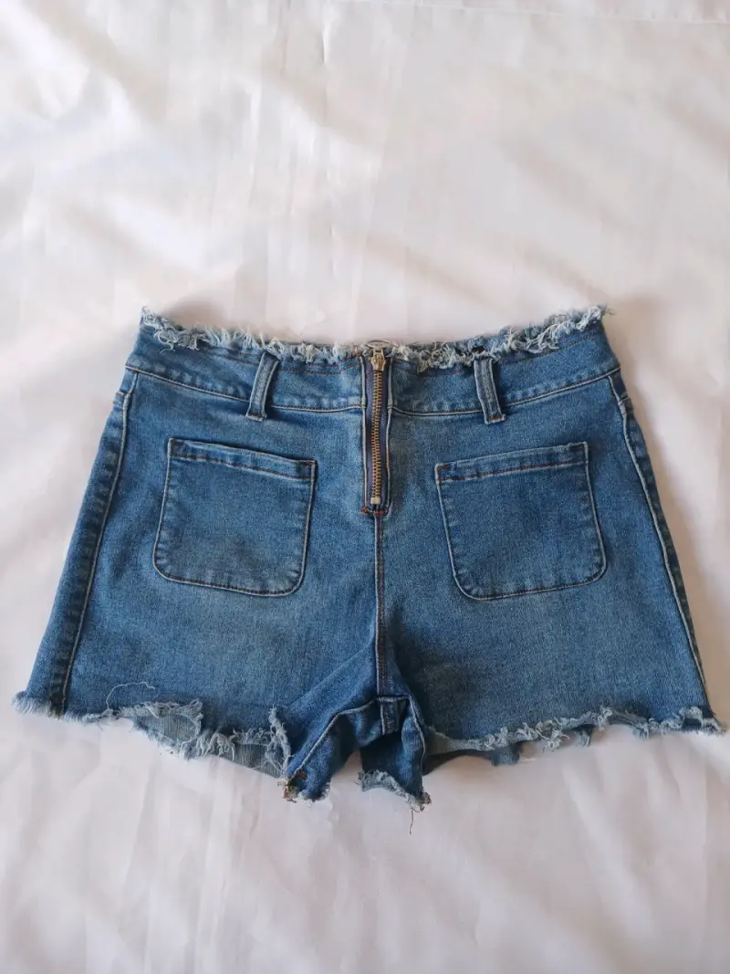 Shorts de mezclilla con borde deshilachado - 1