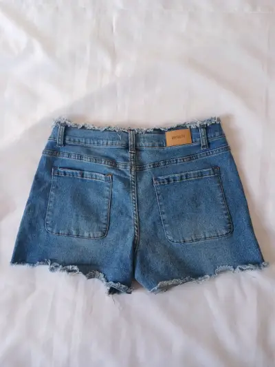 Shorts de mezclilla con borde deshilachado - miniatura 2