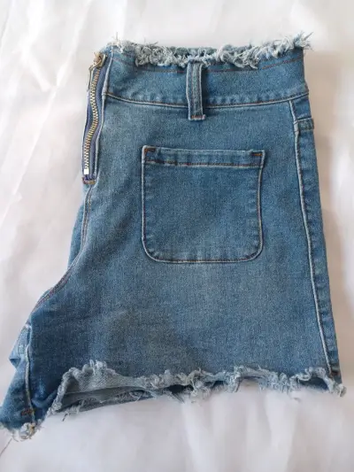 Shorts de mezclilla con borde deshilachado - miniatura 3