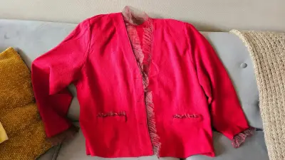 Chaqueta roja de mujer con volantes - miniatura 6