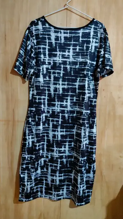 Vestido estampado en blanco y negro - miniatura 2