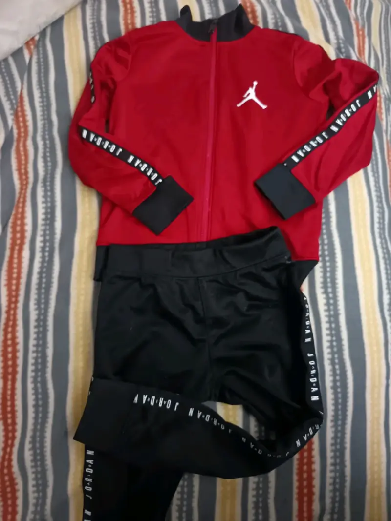 Conjunto deportivo Jordan rojo y negro