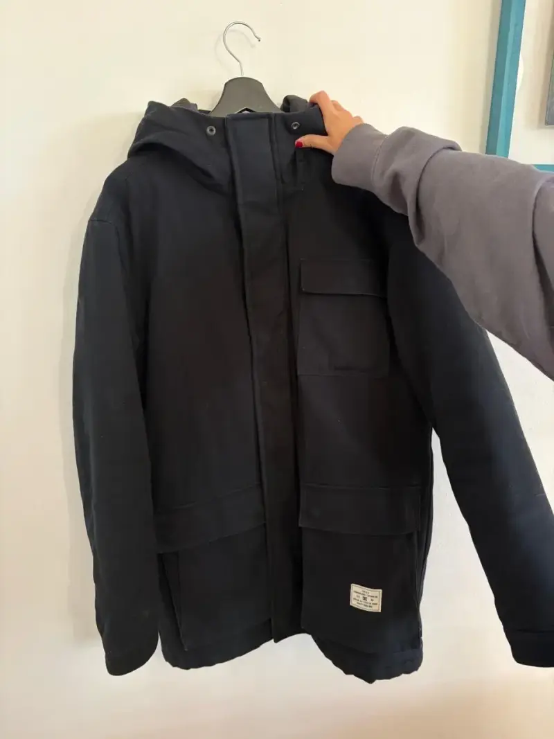 Parka negra de nieve con capucha
