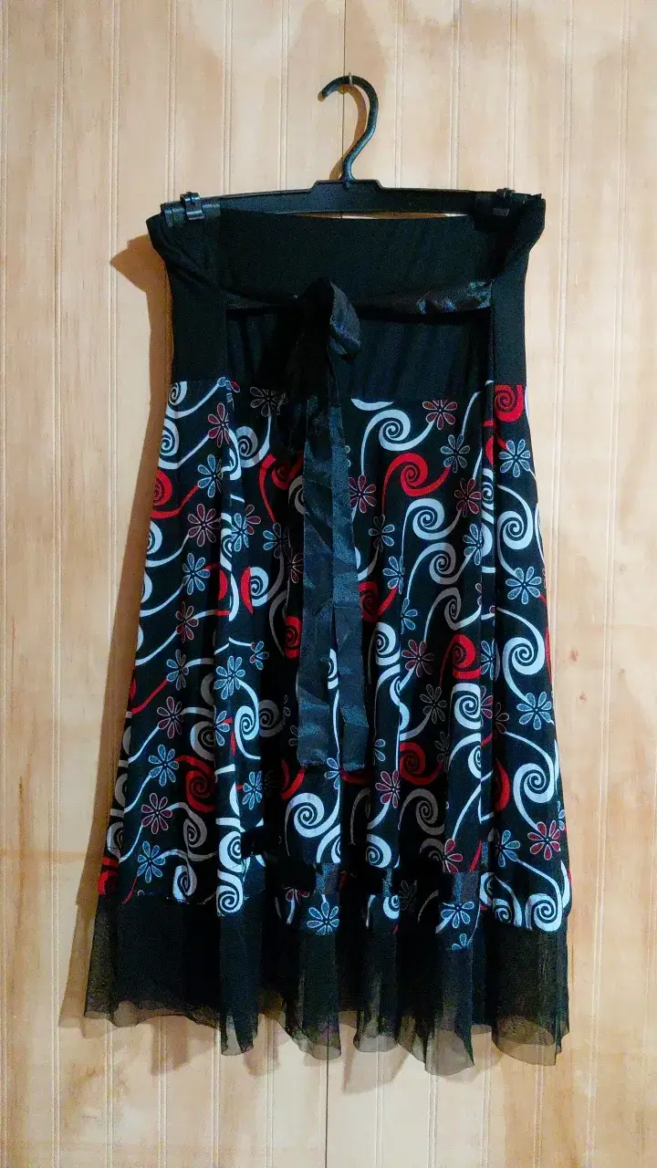 Falda larga estampada floral negra y roja - 1