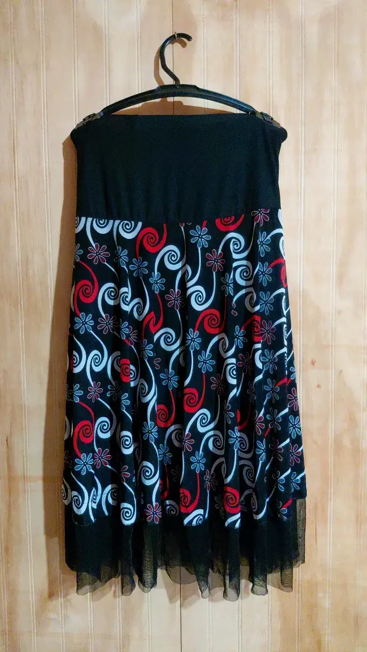 Falda larga estampada floral negra y roja - 2