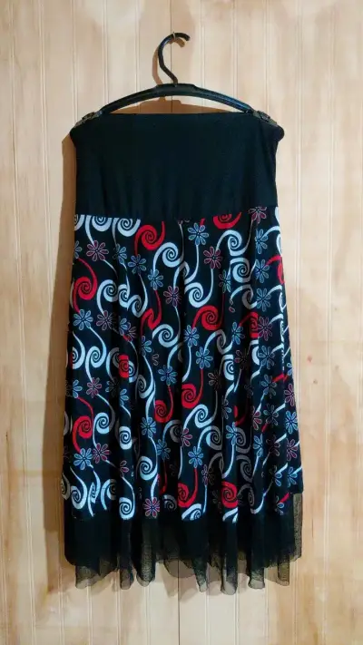 Falda larga estampada floral negra y roja - miniatura 2