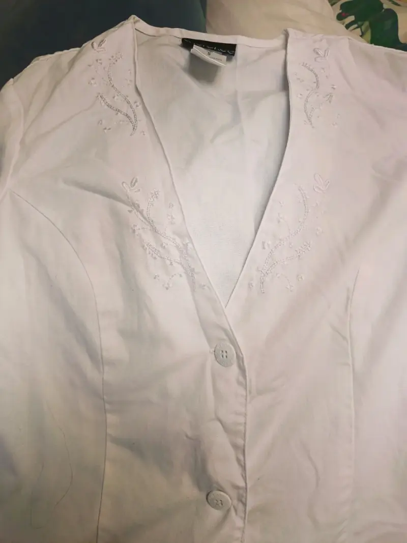 Blusa blanca bordada Cherokee talla S - 2