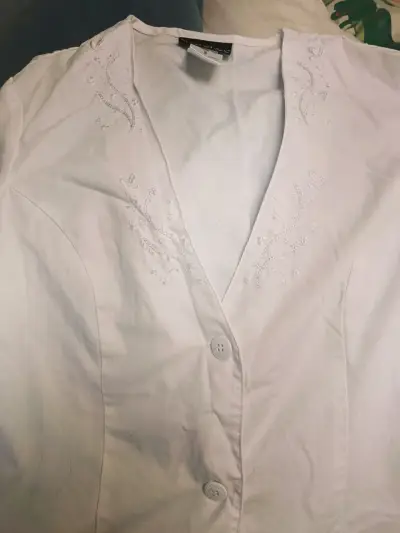 Blusa blanca bordada Cherokee talla S - miniatura 2