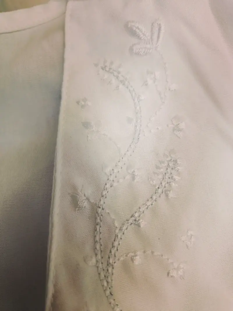 Blusa blanca bordada Cherokee talla S - 3