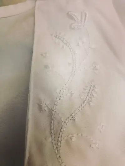 Blusa blanca bordada Cherokee talla S - miniatura 3