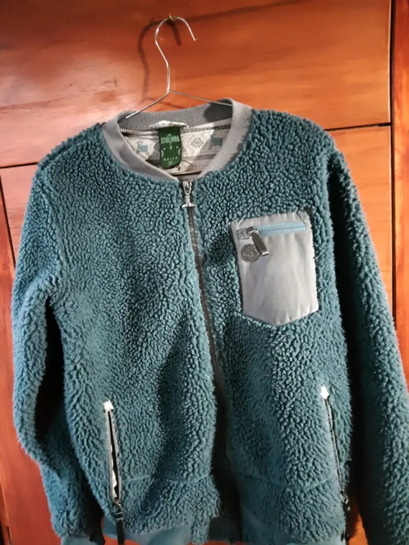 Chaqueta de lana azul con cierre y bolsillo