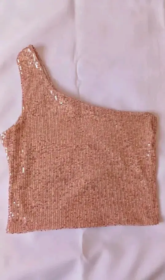 Top asimétrico de lentejuelas rose gold