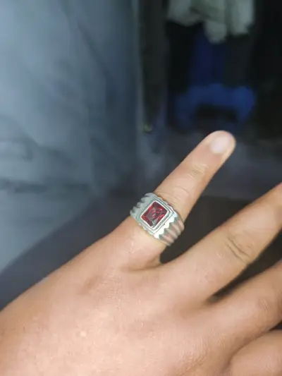 Anillo de plata con piedra roja - miniatura 1