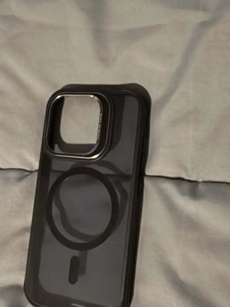 Funda protectora negra para iPhone con MagSafe - 1