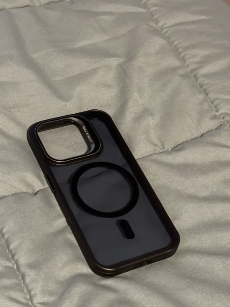 Funda protectora negra para iPhone con MagSafe - 3