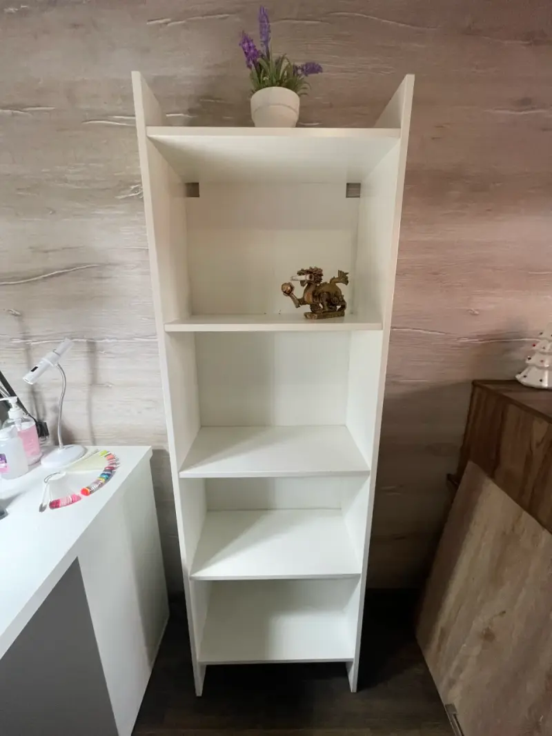 Estantería blanca de madera con 4 repisas IKEA