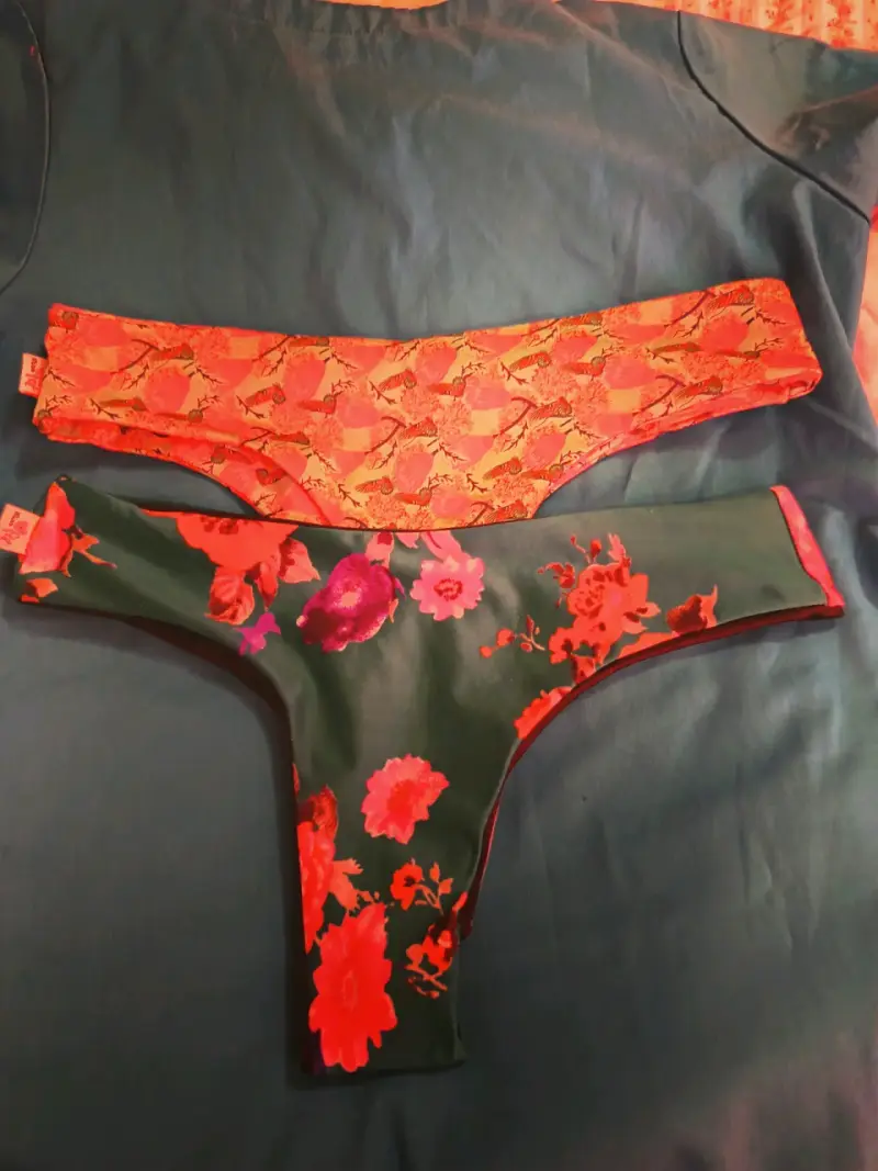 Conjunto de bikinis estampados y lisos - 1