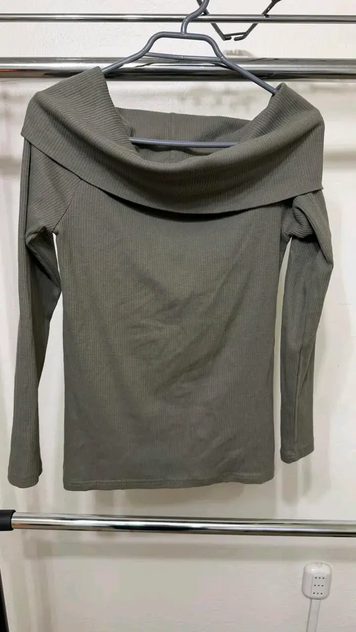 Polera Basement Escote Bardot — Talla L — Verde Ol - 1