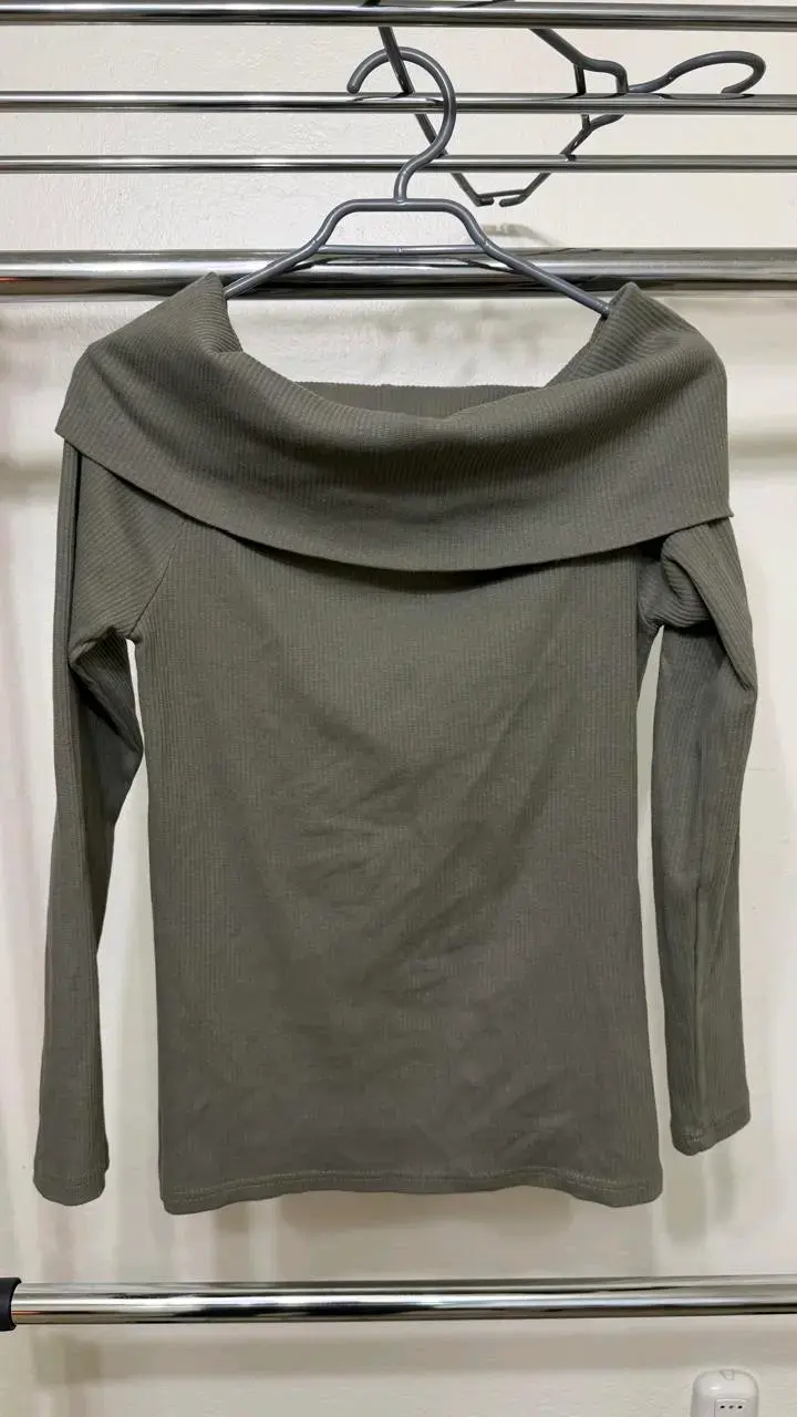 Polera Basement Escote Bardot — Talla L — Verde Ol - 2