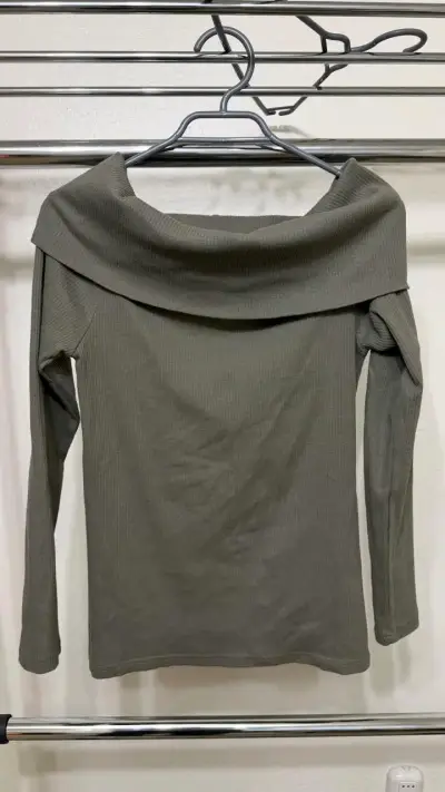 Polera Basement Escote Bardot — Talla L — Verde Ol - miniatura 2