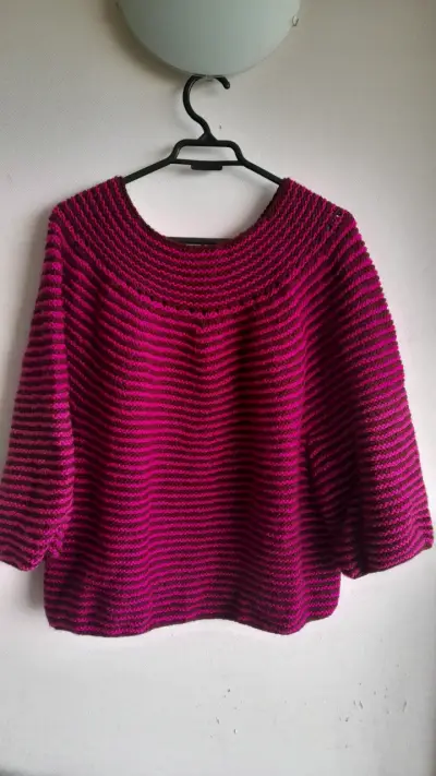 Sweater tejido  a mano,en color fucsia y burdeo. - miniatura 1