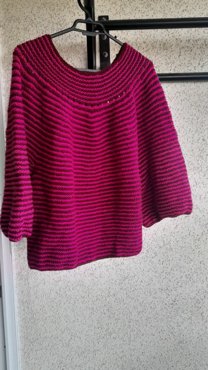 Sweater tejido  a mano,en color fucsia y burdeo. - 2