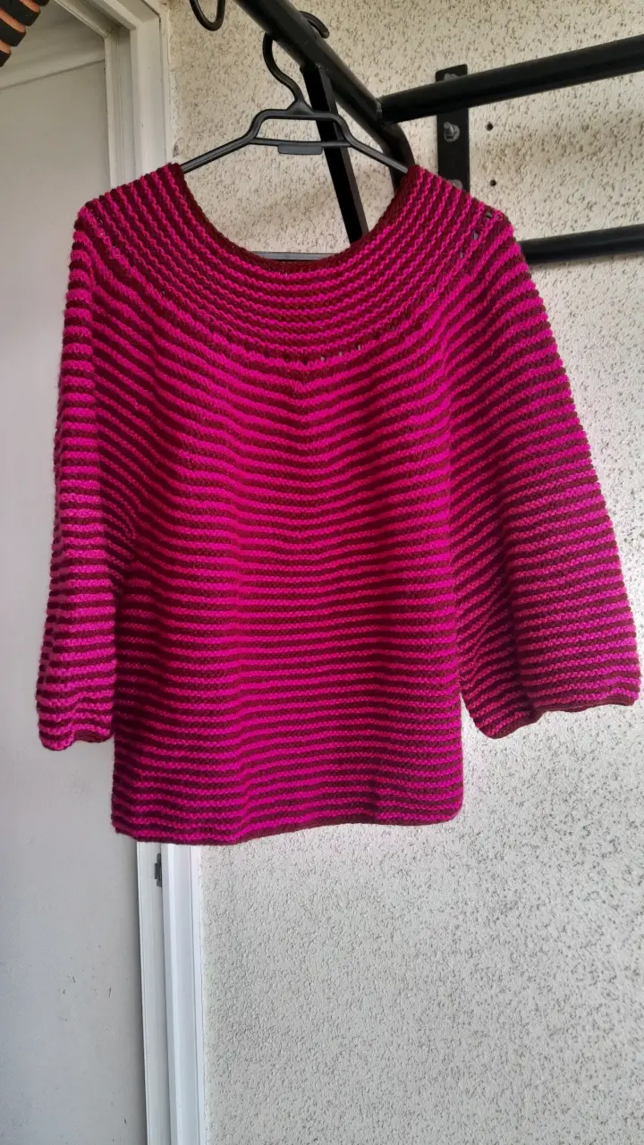 Sweater tejido  a mano,en color fucsia y burdeo. - 3
