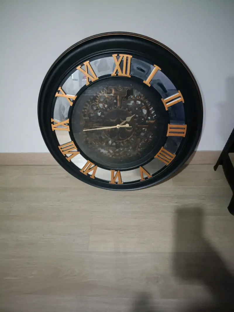 Reloj de pared vintage con números romanos