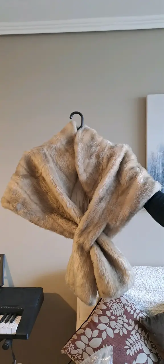 Chal de piel sintética beige elegante