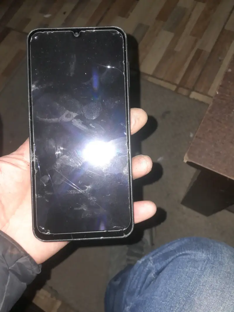 Teléfono Samsung con pantalla dañada - 1