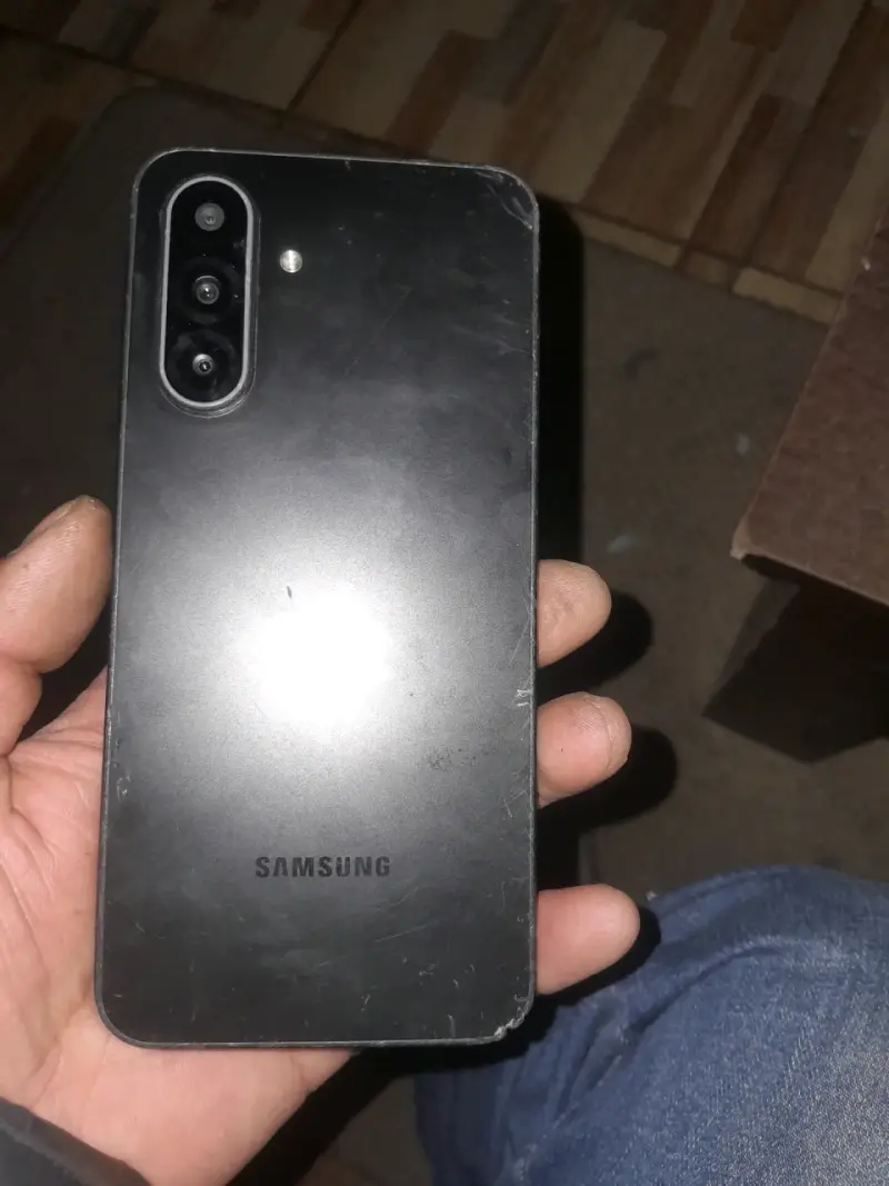 Teléfono Samsung con pantalla dañada - 2