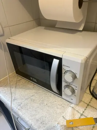 Microondas de cocina marca Thomas con controles manuales - miniatura 1