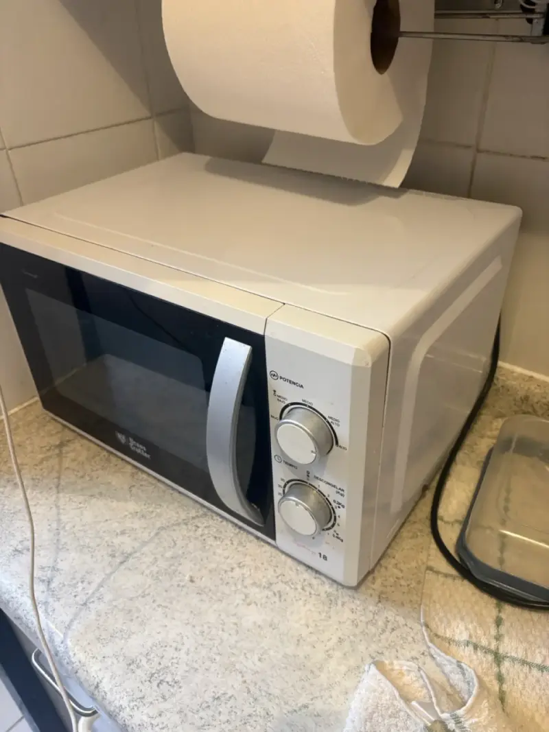 Microondas de cocina marca Thomas con controles manuales - 2