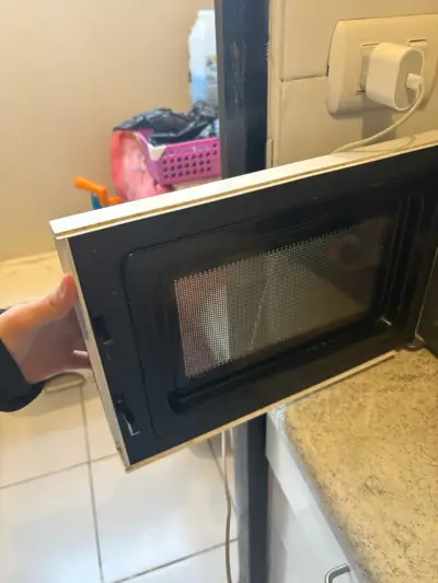 Microondas de cocina marca Thomas con controles manuales - miniatura 3