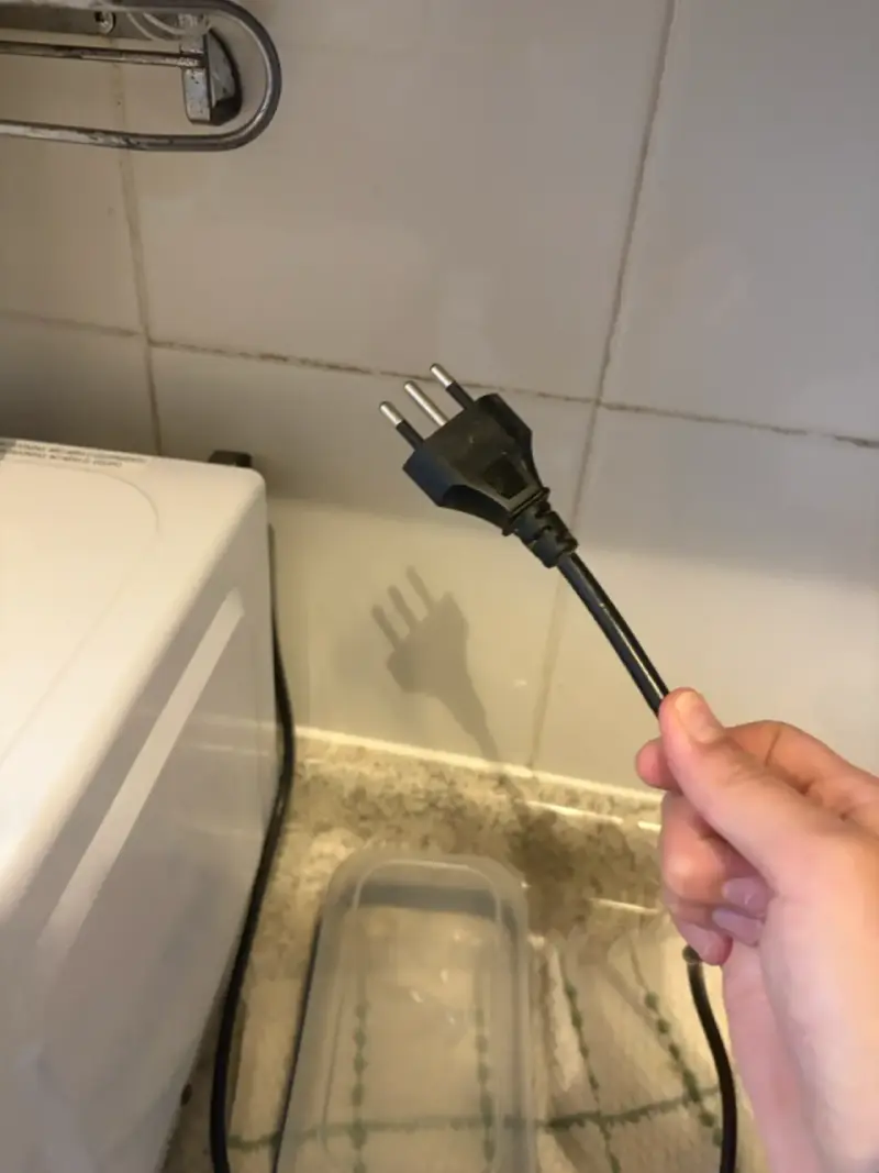 Microondas de cocina marca Thomas con controles manuales - 4