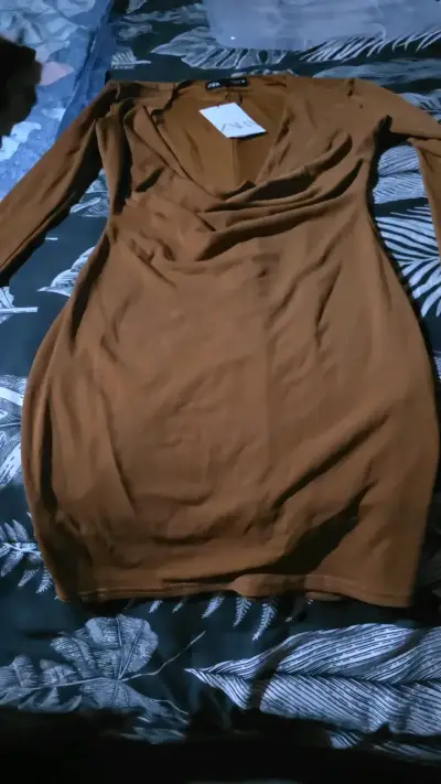 Vestido marrón Zara con escote drapeado - miniatura 3