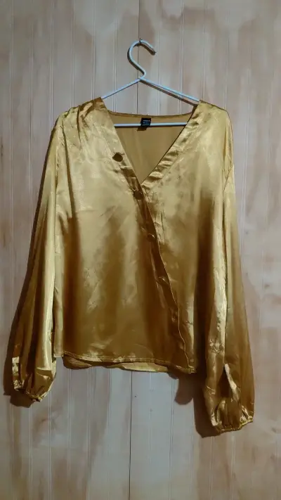 Blusa dorada satinada con botones - miniatura 1